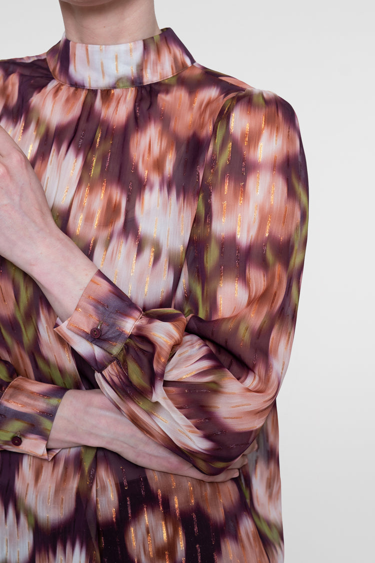 Geisha Bluse mit Stehkragen und farbenfrohem Dessinprint