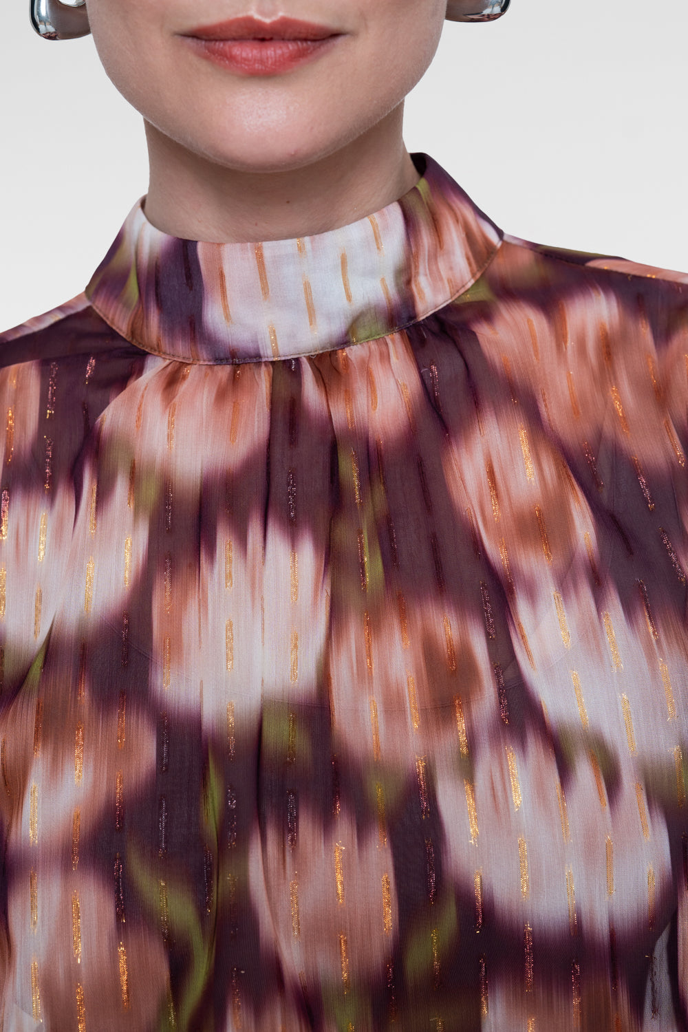 Geisha Bluse mit Stehkragen und farbenfrohem Dessinprint