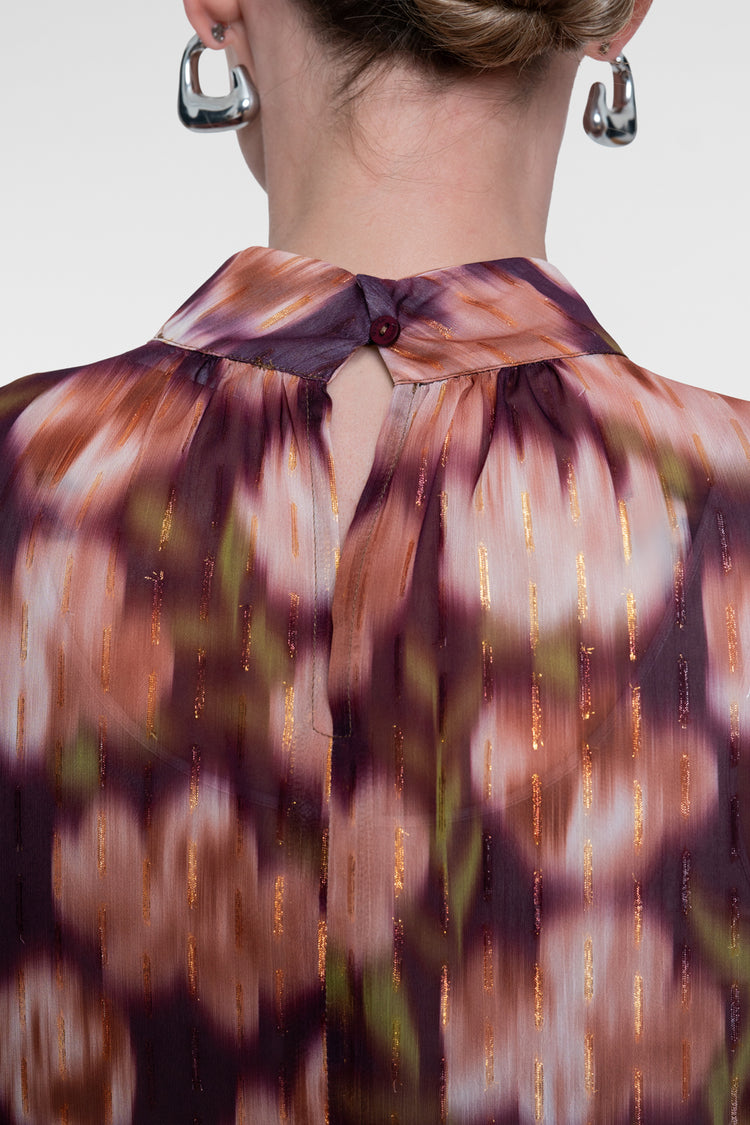 Geisha Bluse mit Stehkragen und farbenfrohem Dessinprint