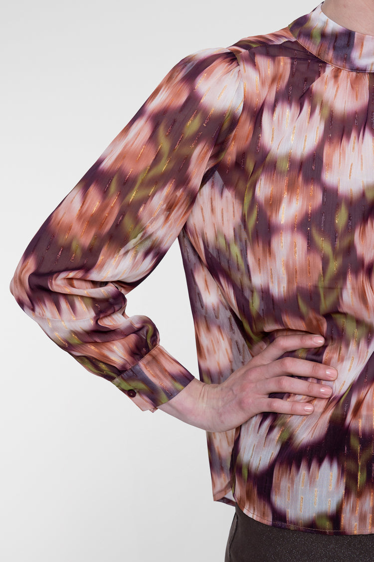 Geisha Bluse mit Stehkragen und farbenfrohem Dessinprint