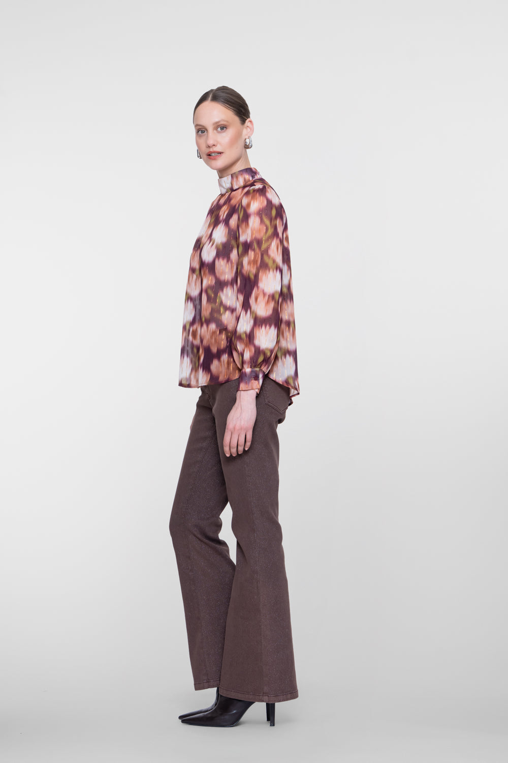 Geisha Bluse mit Stehkragen und farbenfrohem Dessinprint