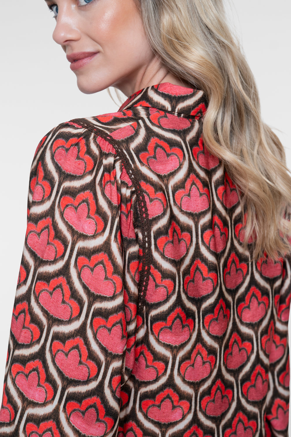 Geisha Bluse mit Retroprint und langen Ärmeln