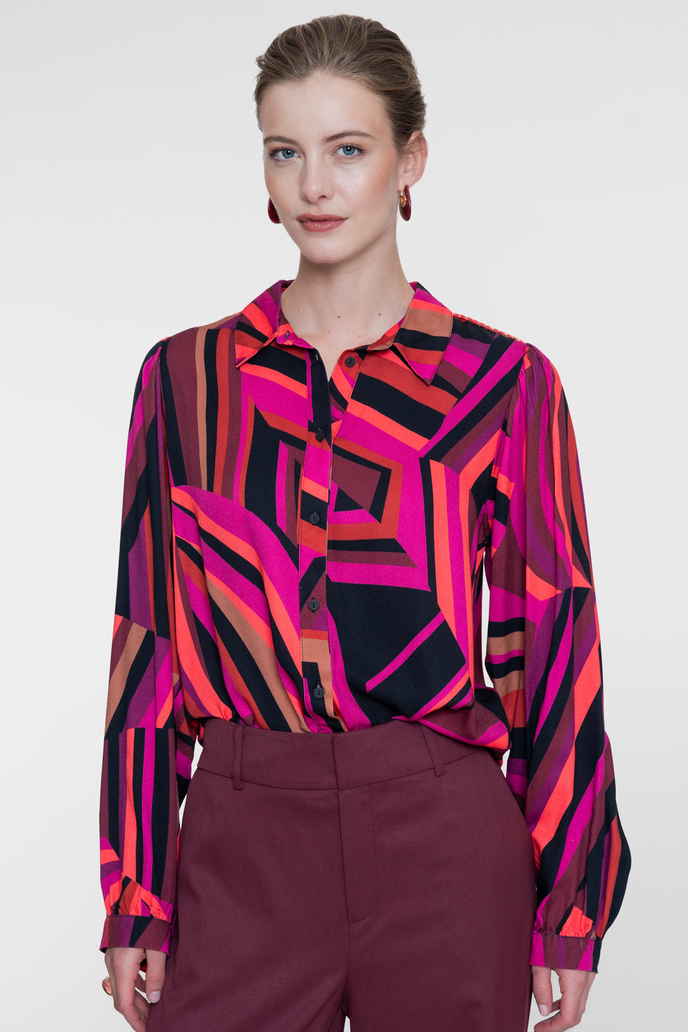 Geisha Bluse mit grafischem Linienprint und klassischem Kragen