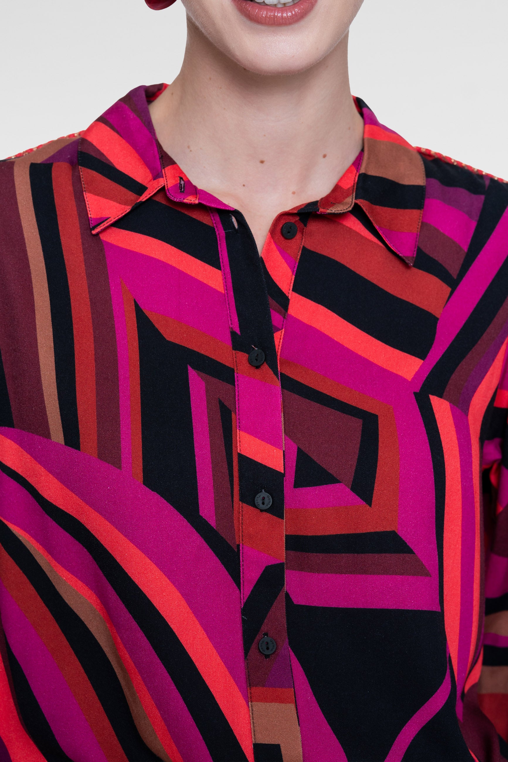 Geisha Bluse mit grafischem Linienprint und klassischem Kragen