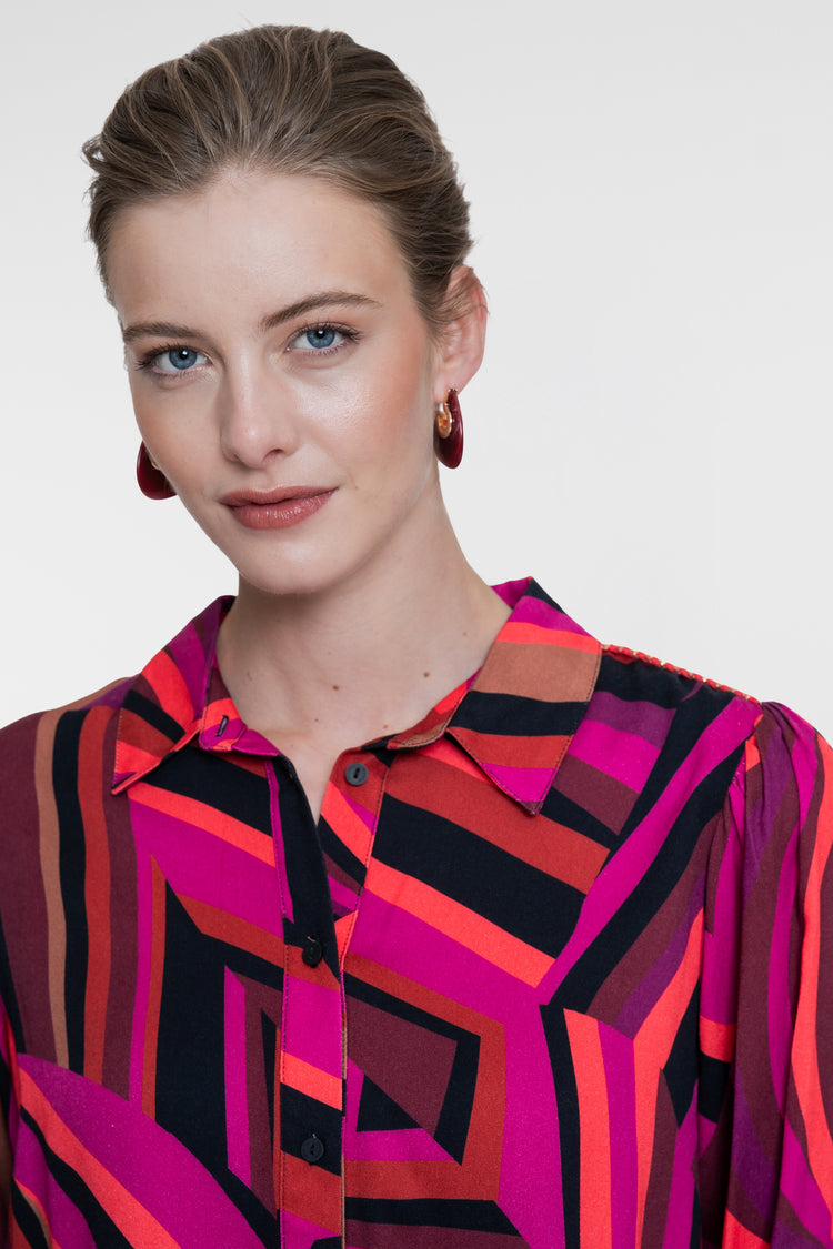 Geisha Bluse mit grafischem Linienprint und klassischem Kragen