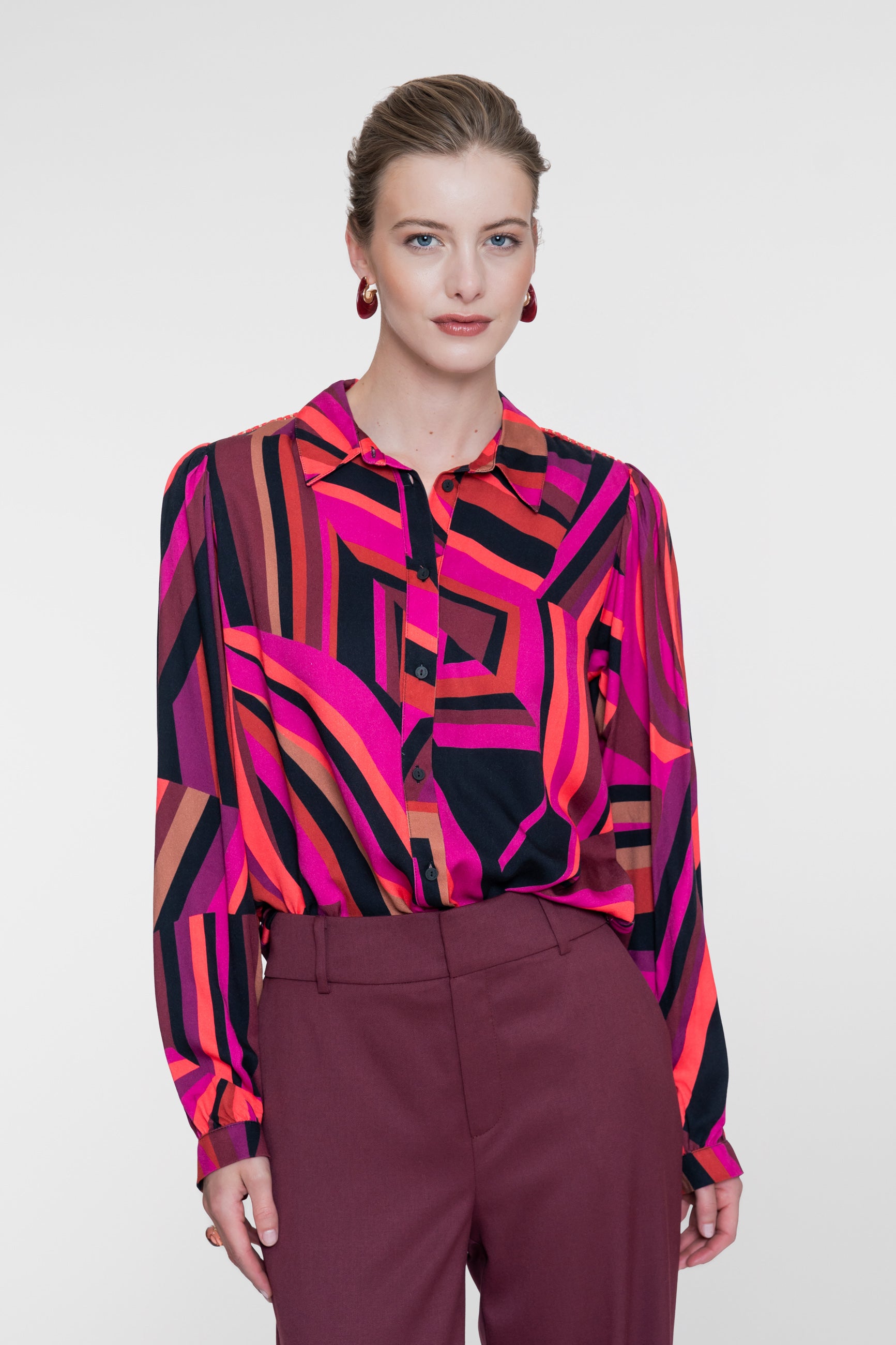 Geisha Bluse mit grafischem Linienprint und klassischem Kragen