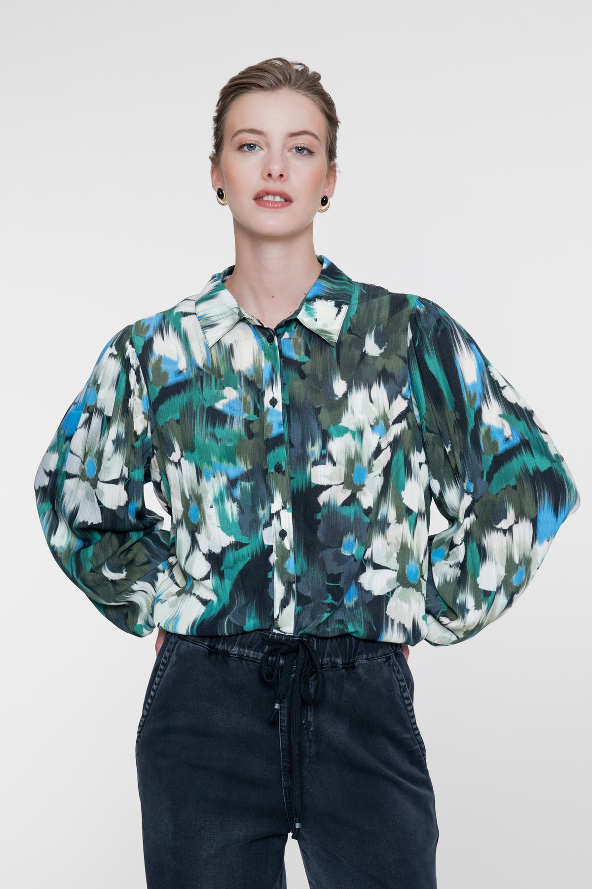 Geisha Bluse mit grafischem Blumenprint und Tape-Detail