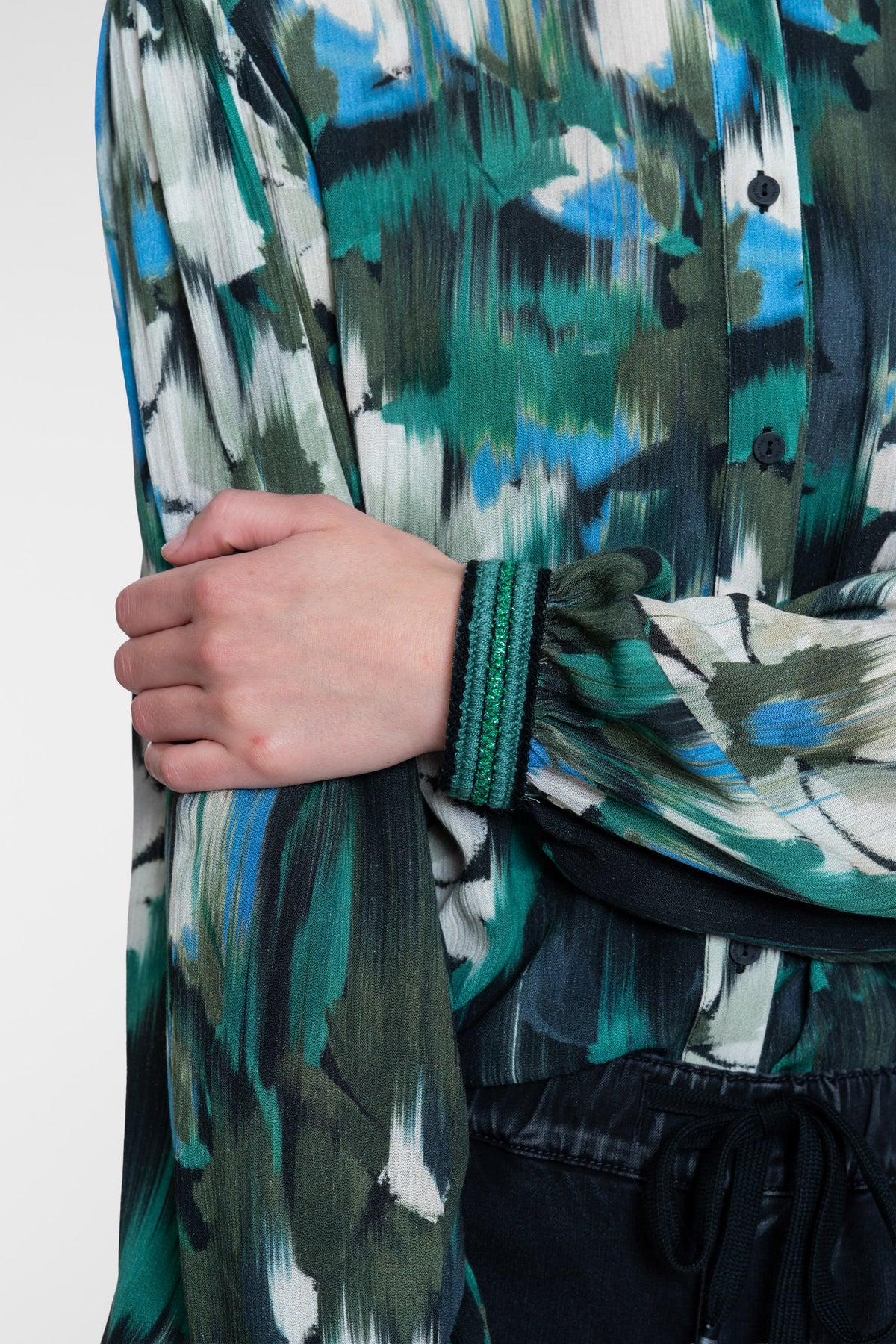 Geisha Bluse mit grafischem Blumenprint und Tape-Detail