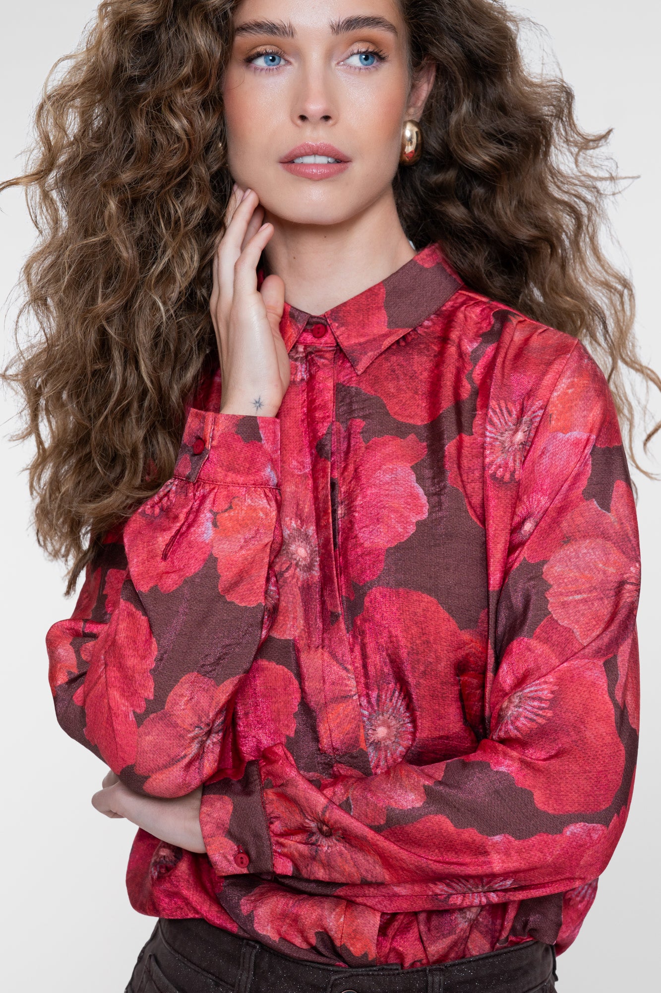 Geisha Bluse mit klassischem Kragen und Blumenmuster