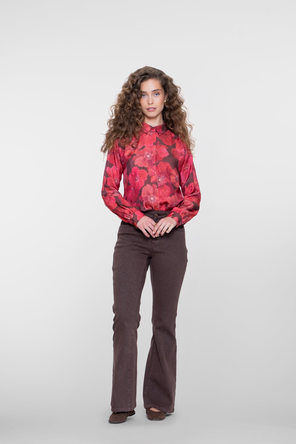 Geisha Bluse mit klassischem Kragen und Blumenmuster – Shop de look