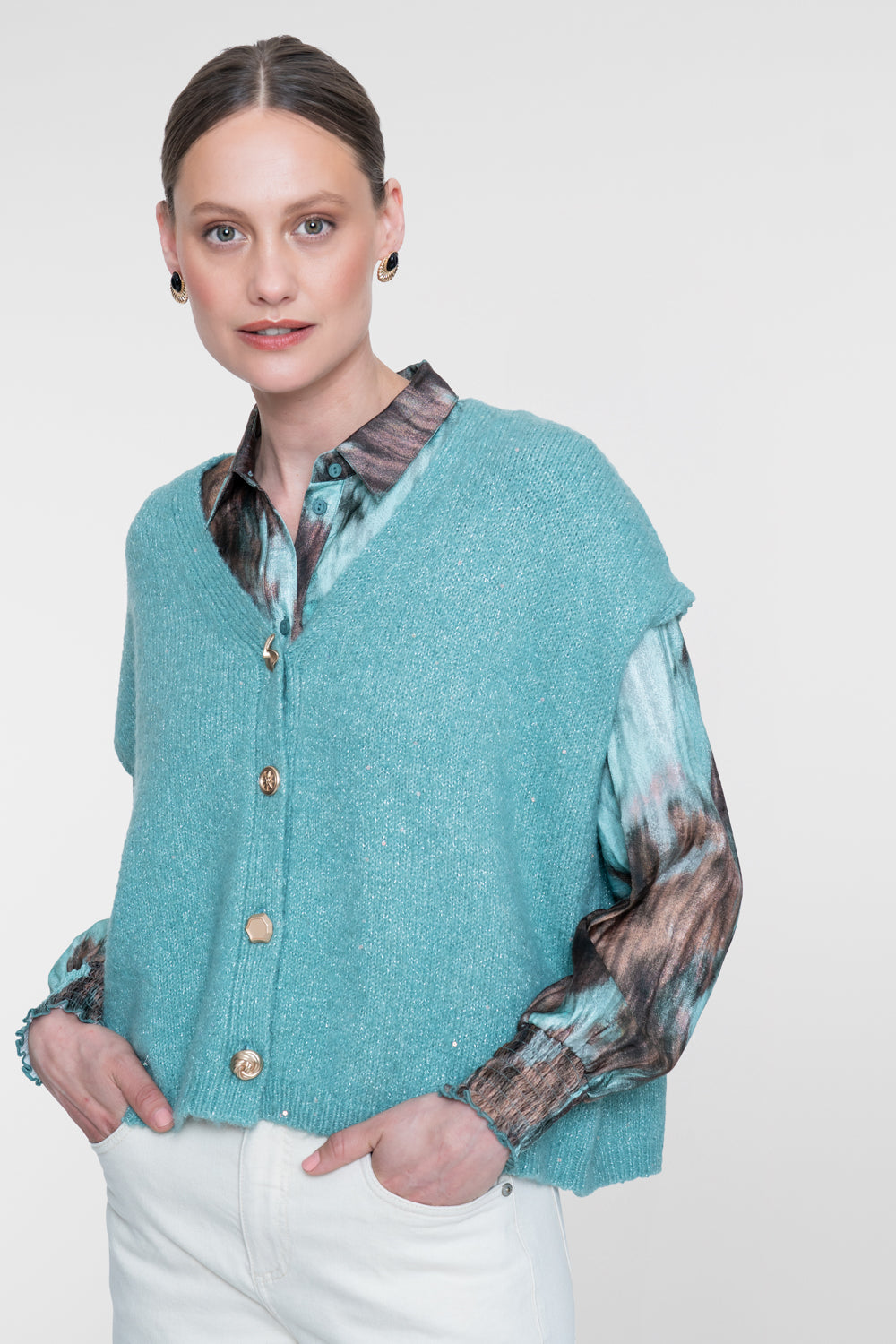 Geisha Strick-Spencer in Aquaton mit dekorativen Knöpfen und Lurex – Shop de look