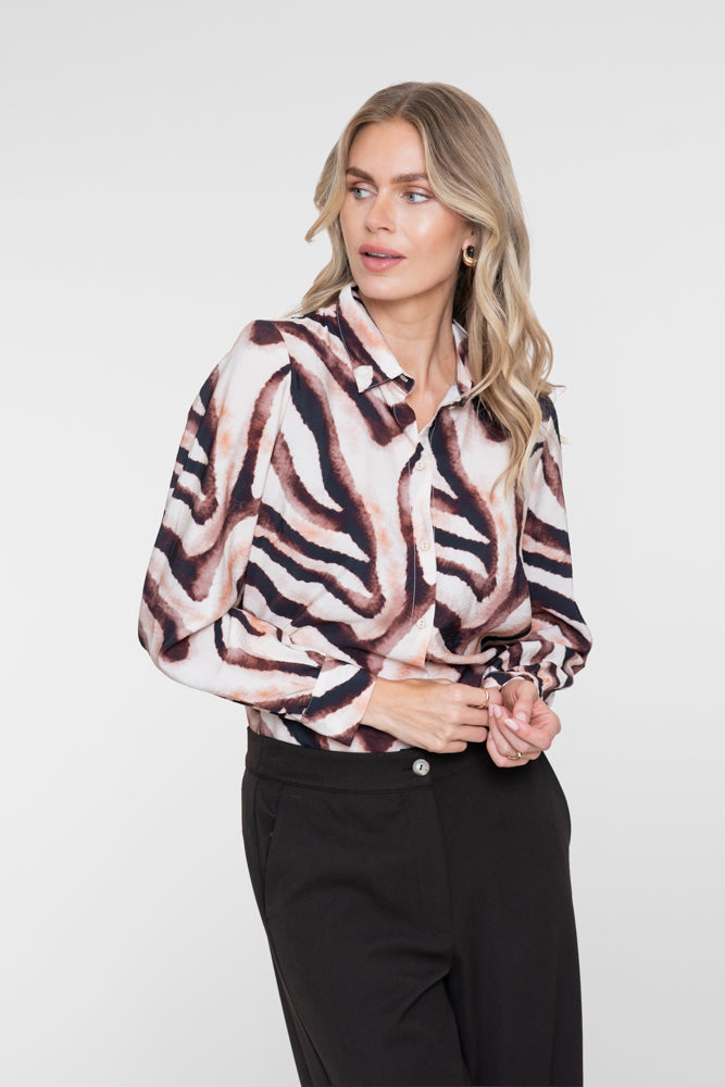 Geisha Bluse mit Zebra-Print in Sand- und Briquette-Tönen