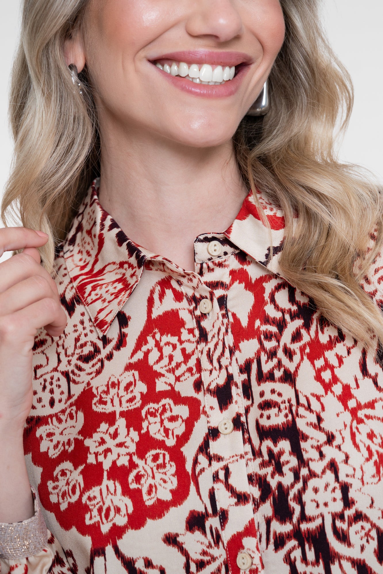 Geisha Bluse mit klassischem Kragen und dekorativem Print