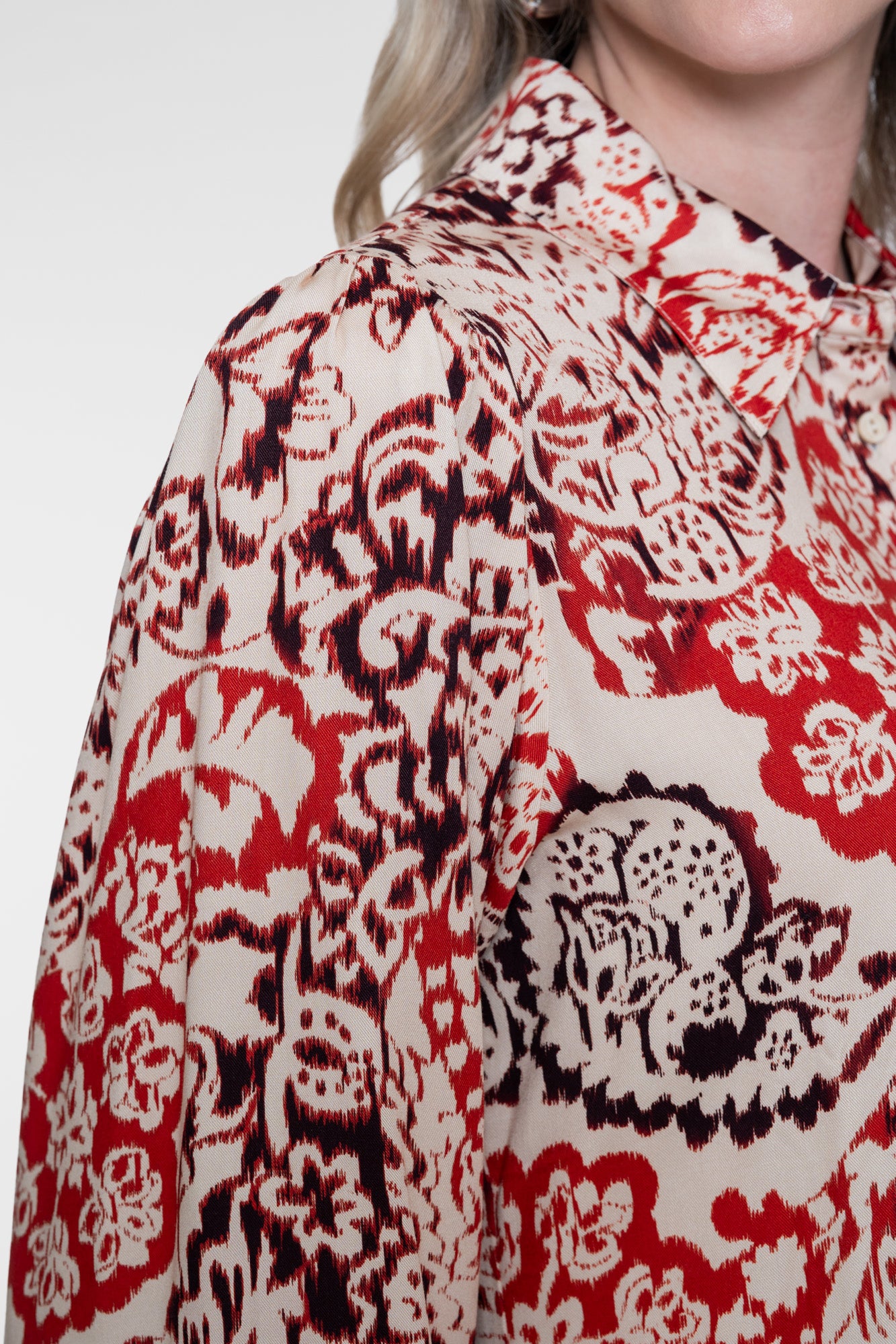 Geisha Bluse mit klassischem Kragen und dekorativem Print