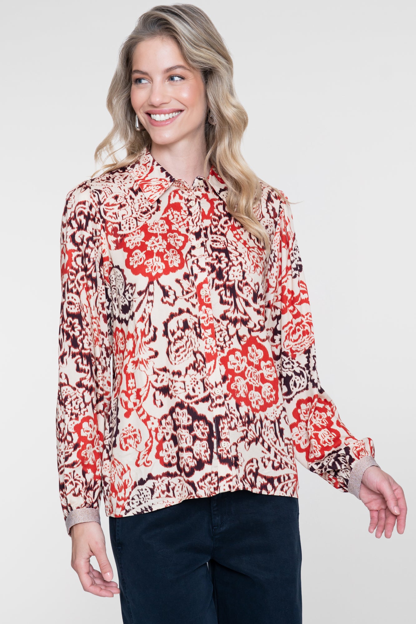 Geisha Bluse mit klassischem Kragen und dekorativem Print