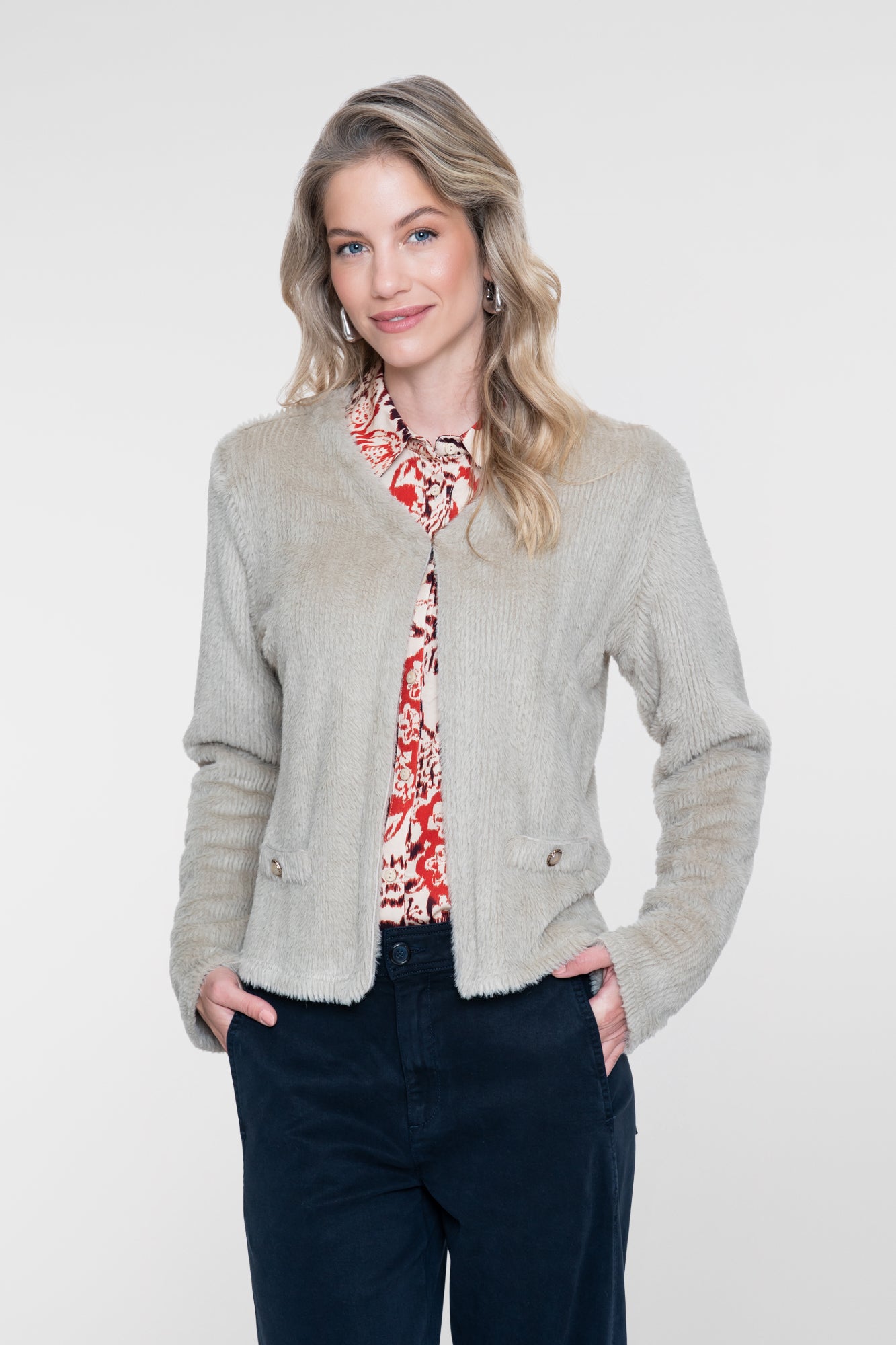Geisha Bluse mit klassischem Kragen und dekorativem Print