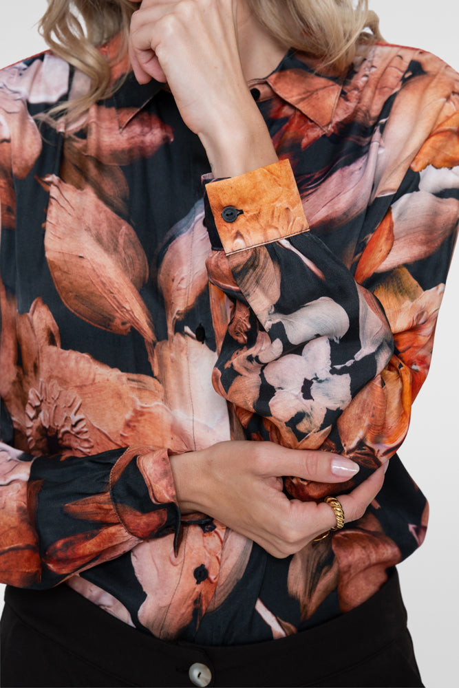 Geisha Bluse mit Blumenmuster und Lurex-Akzenten an den Schultern