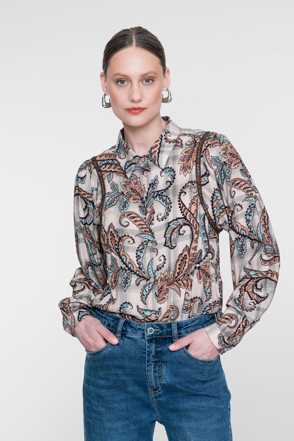 Geisha Bluse mit Paisleyprint und eleganten Details