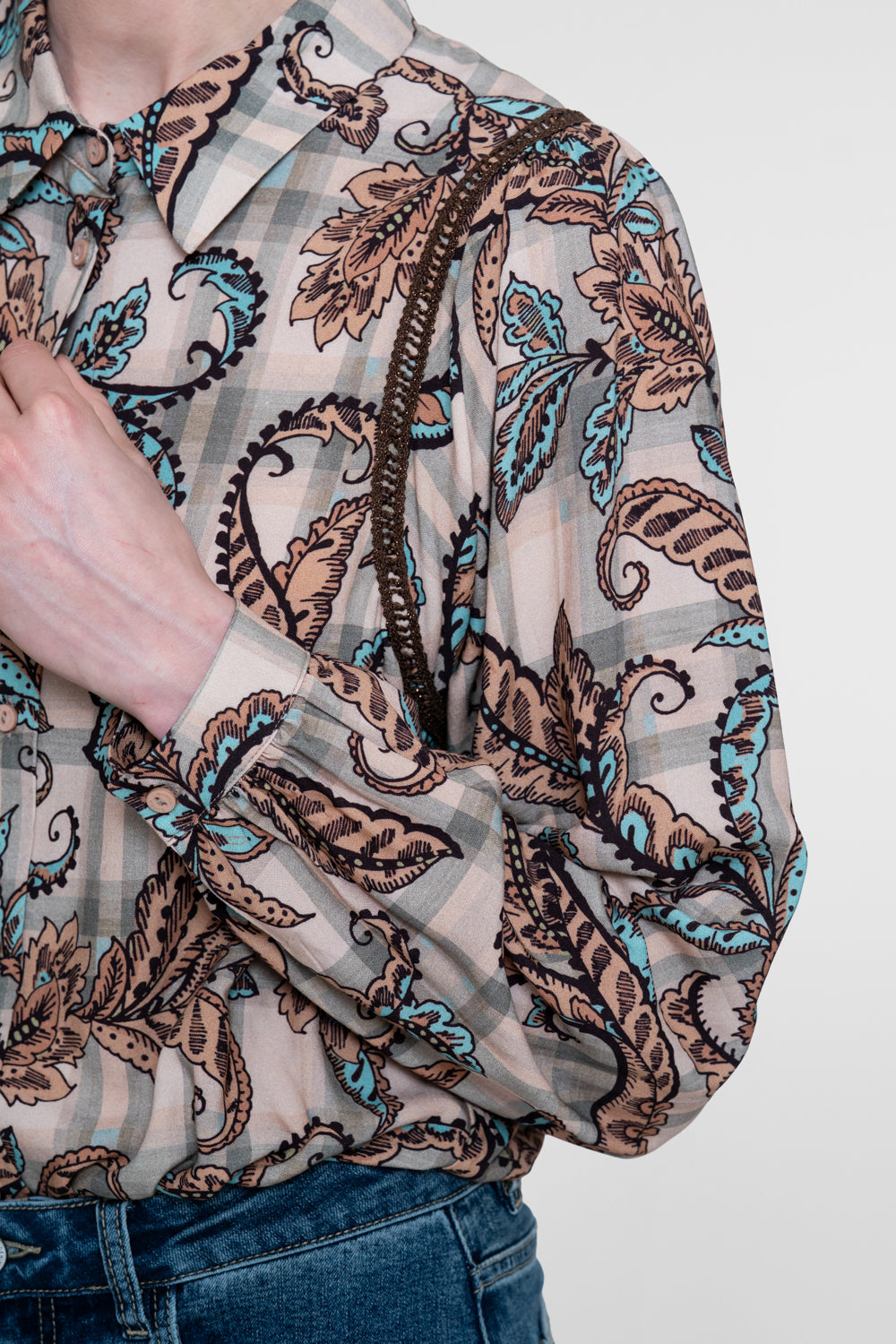 Geisha Bluse mit Paisleyprint und eleganten Details