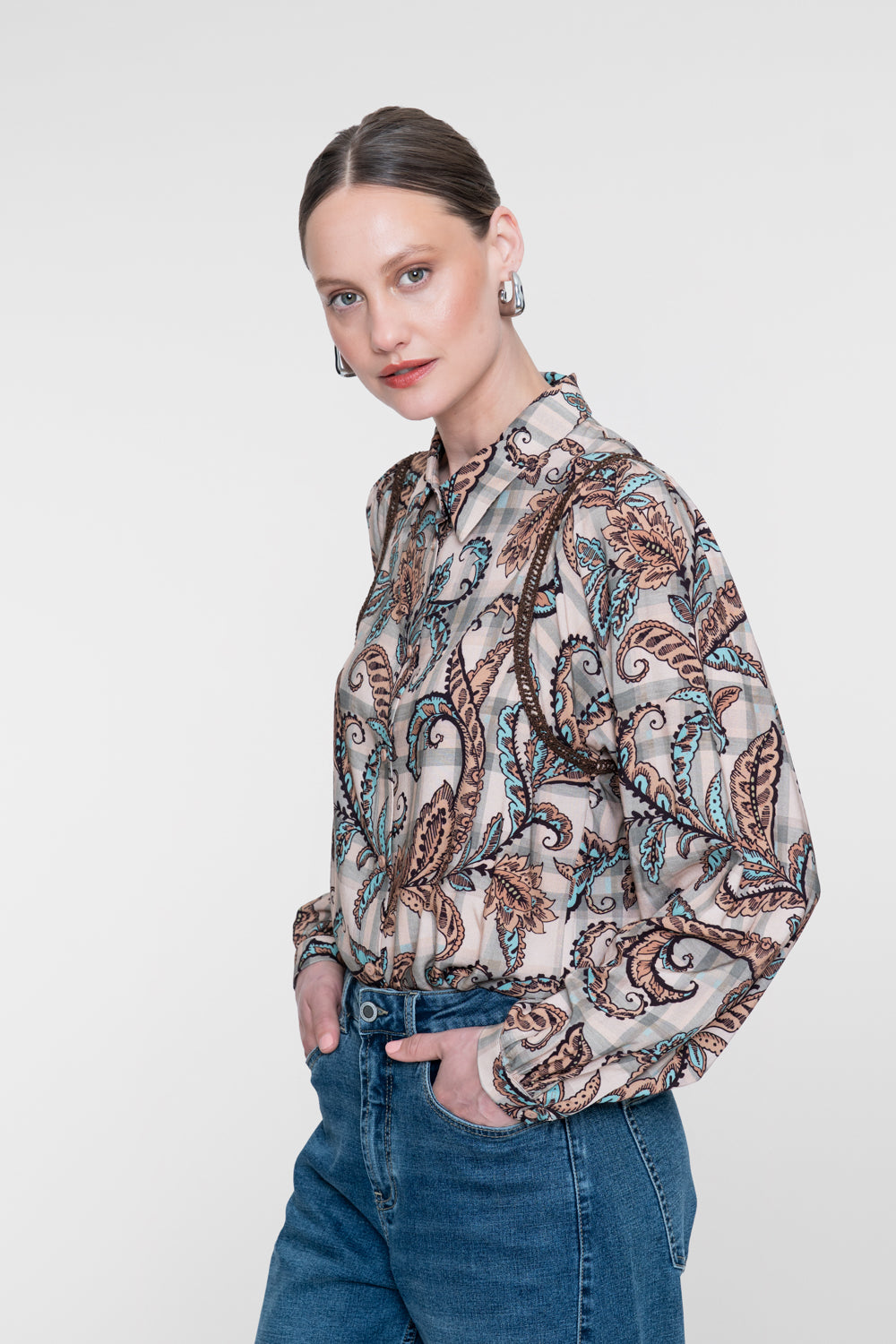 Geisha Bluse mit Paisleyprint und eleganten Details