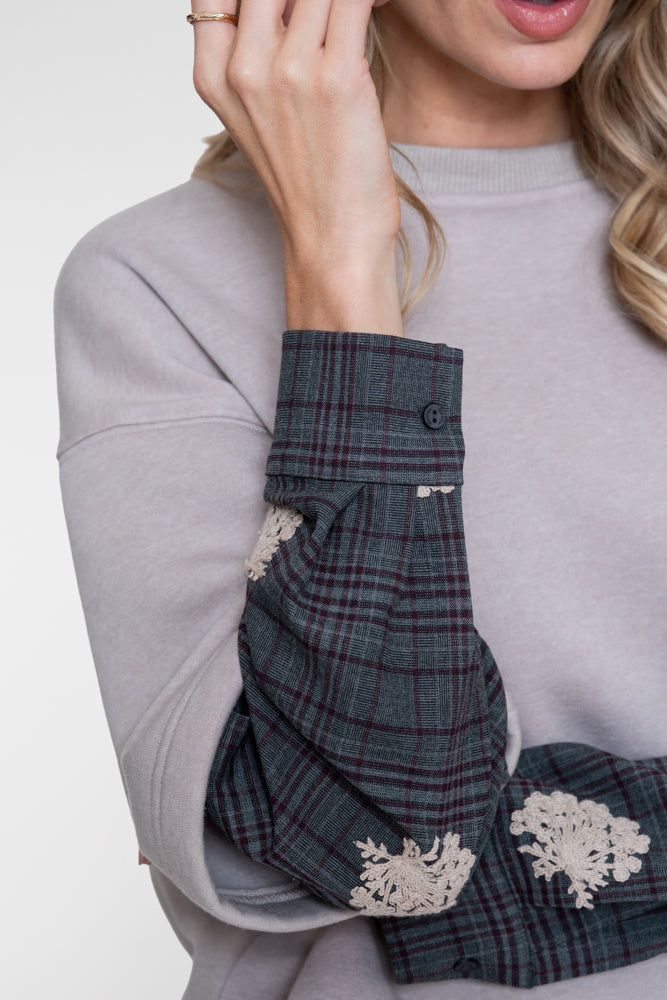 Geisha top met laageffect en geborduurde bloemdetails