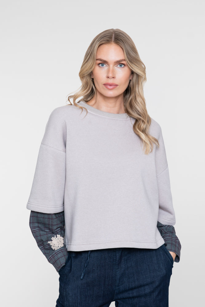Geisha top met laageffect en geborduurde bloemdetails – Shop de look