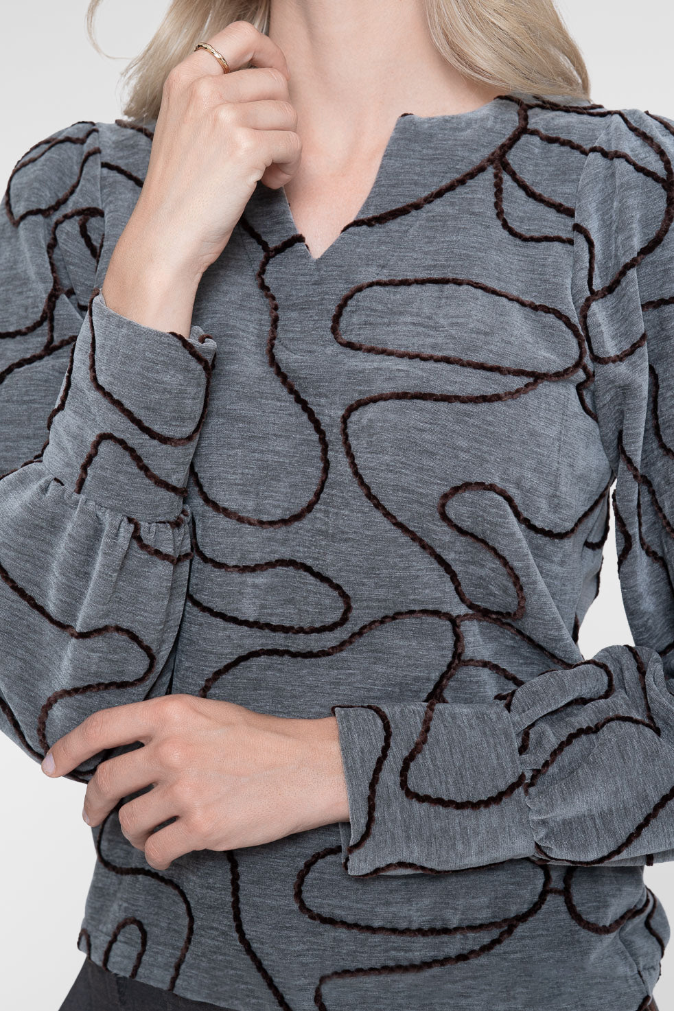Geisha Top mit grafischem Linienprint und V-Ausschnitt