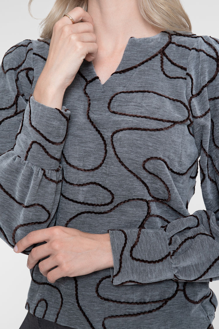 Geisha Top mit grafischem Linienprint und V-Ausschnitt