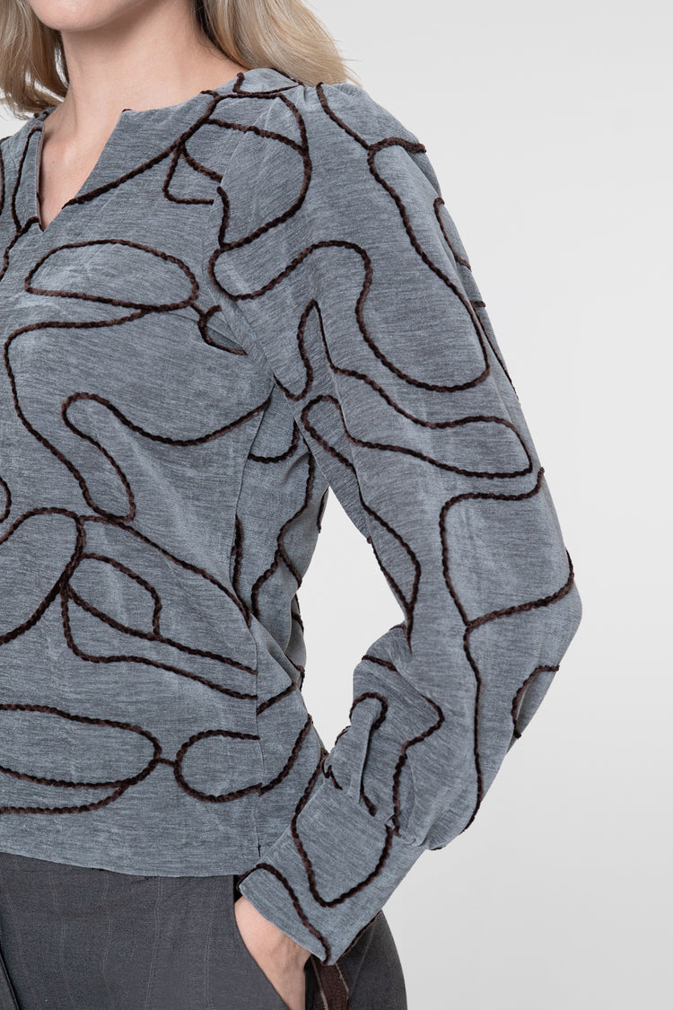 Geisha Top mit grafischem Linienprint und V-Ausschnitt