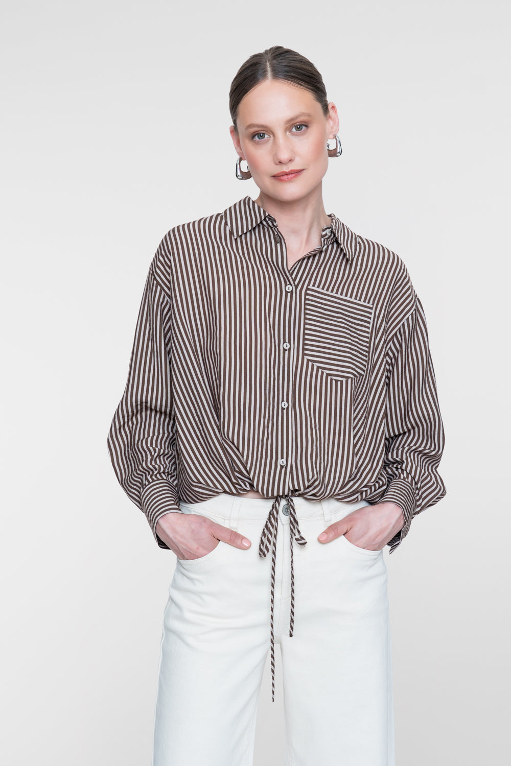 Geisha gestreifte Bluse mit Schleifendetail und Brusttasche