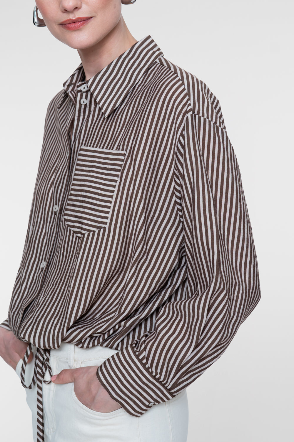 Geisha gestreifte Bluse mit Schleifendetail und Brusttasche