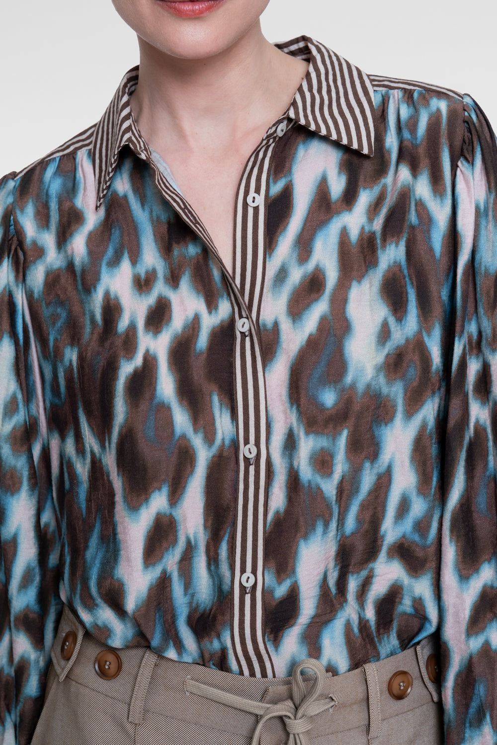 Geisha Bluse mit Animalprint und gestreiften Details