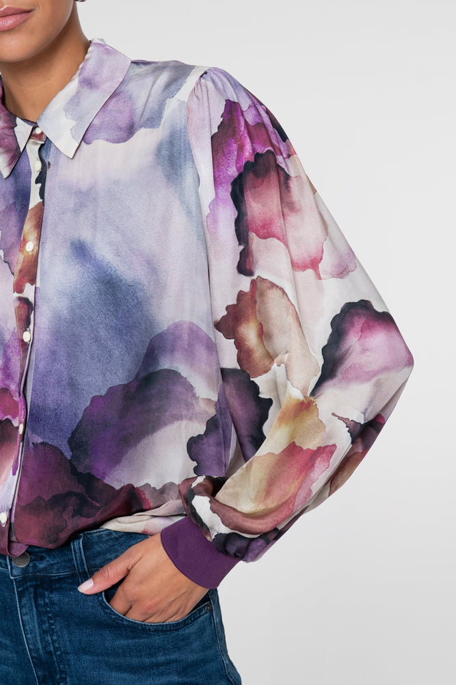 Geisha Bluse mit Aquarellprint und sportlichen Bündchen