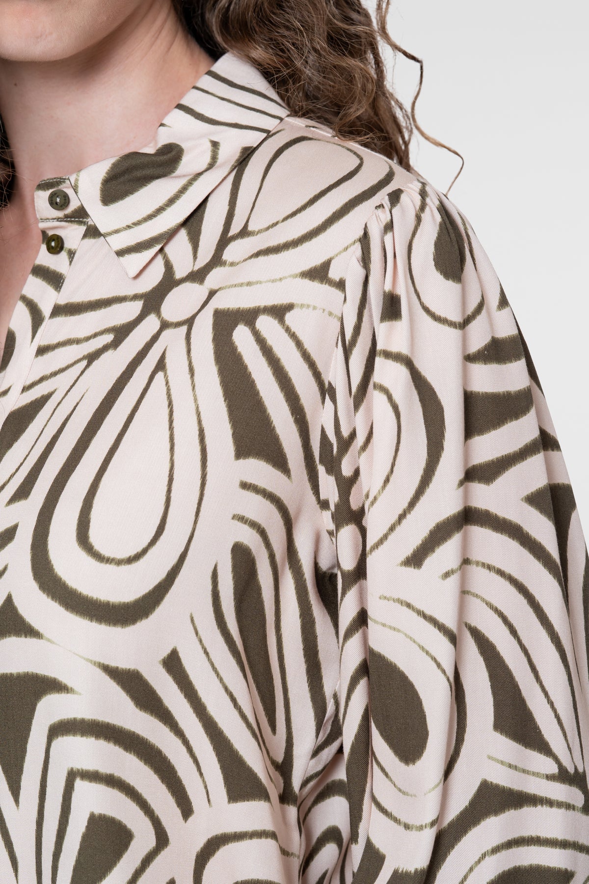 Geisha Damen Bluse mit grafischem Print in Moosgrün und Sand