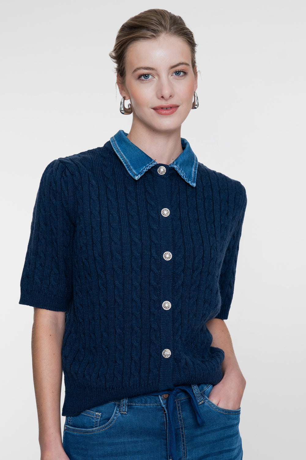 Geisha Strickjacke mit Denim-Kontrastkragen und Zopfstruktur