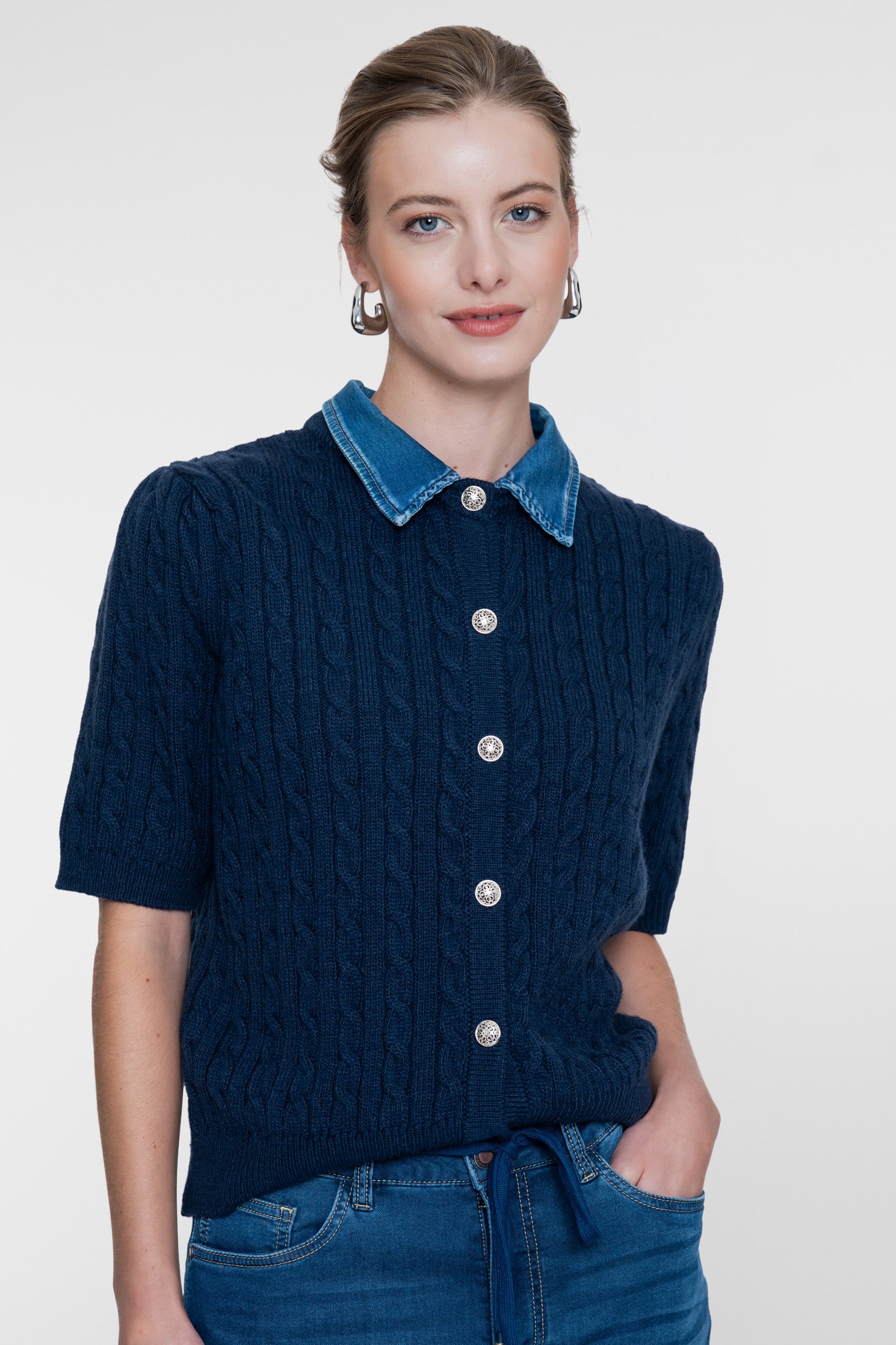 Geisha Strickjacke mit Denim-Kontrastkragen und Zopfstruktur
