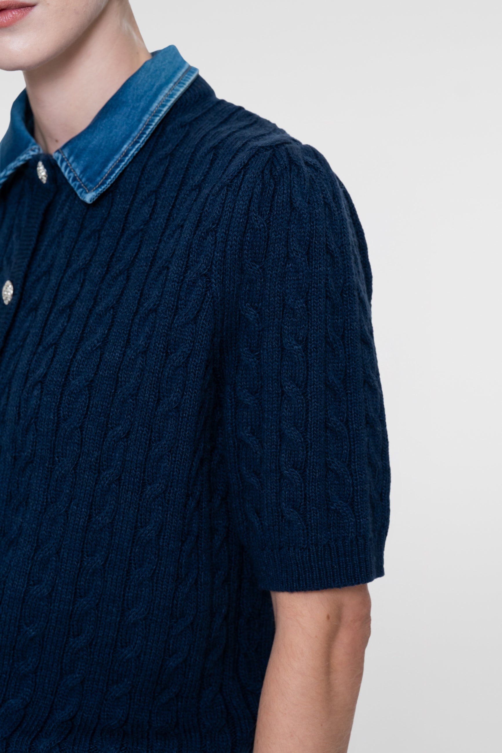 Geisha Strickjacke mit Denim-Kontrastkragen und Zopfstruktur