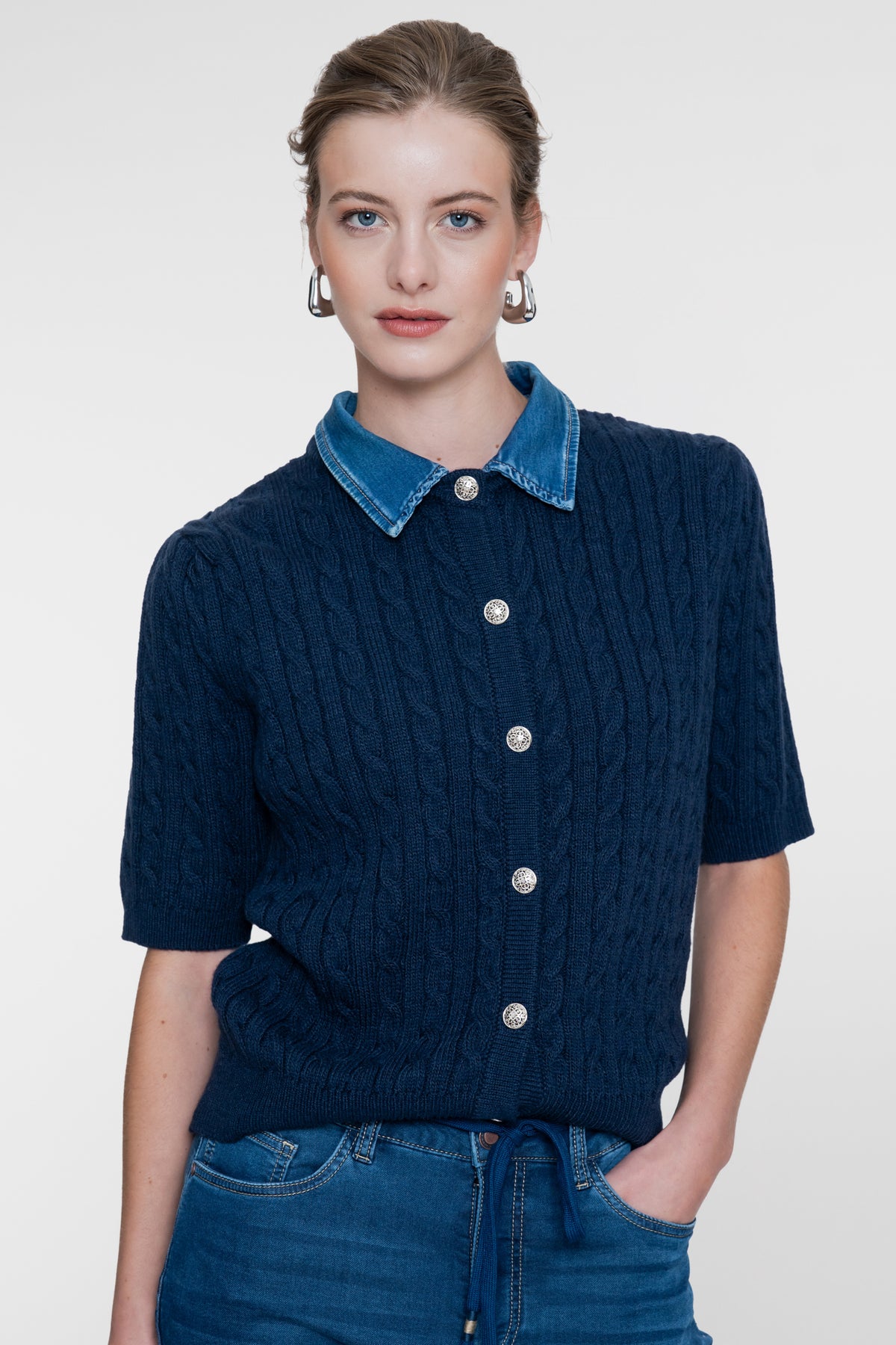 Geisha Strickjacke mit Denim-Kontrastkragen und Zopfstruktur