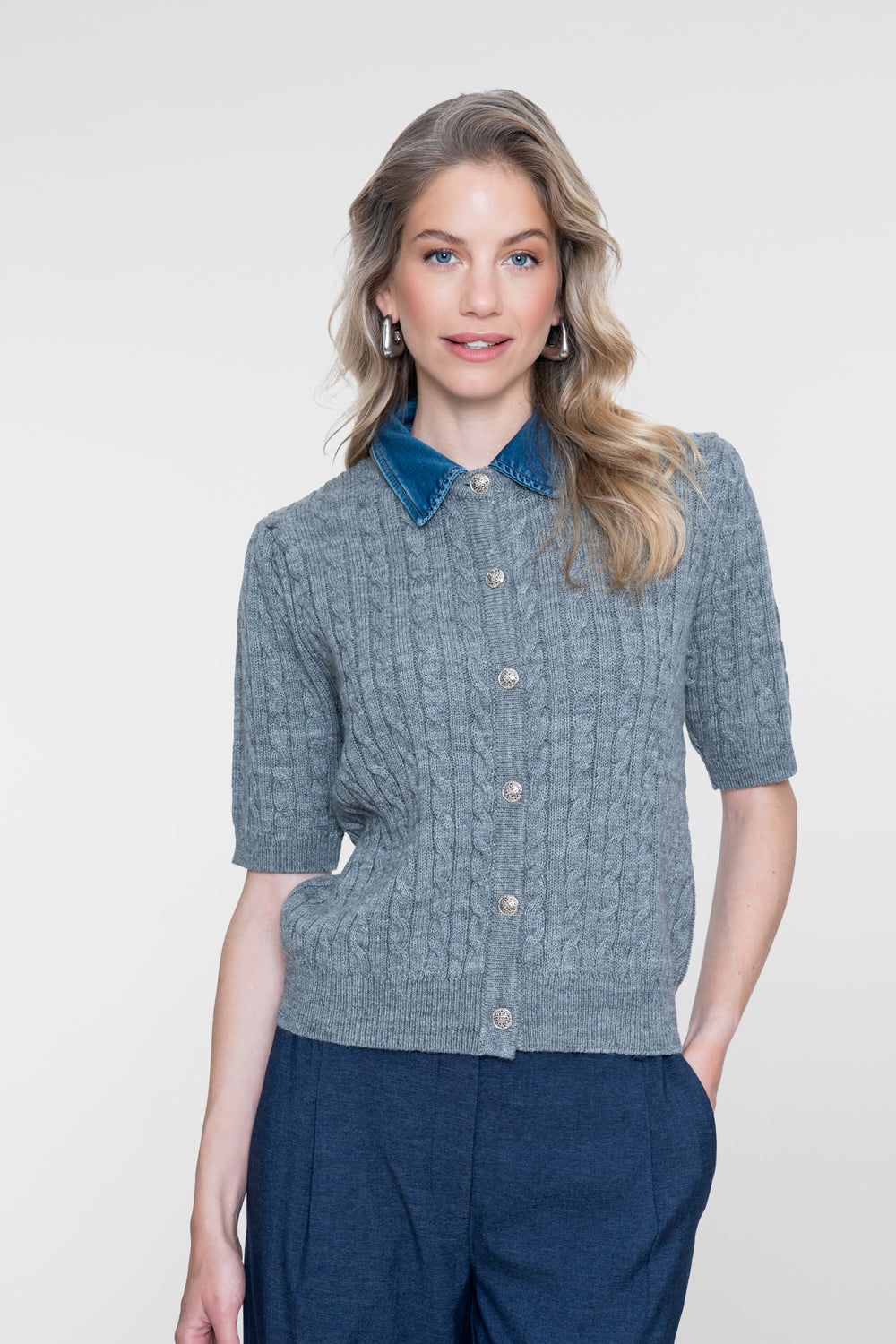 Geisha Strickjacke mit Zopfstruktur und Denimkragen