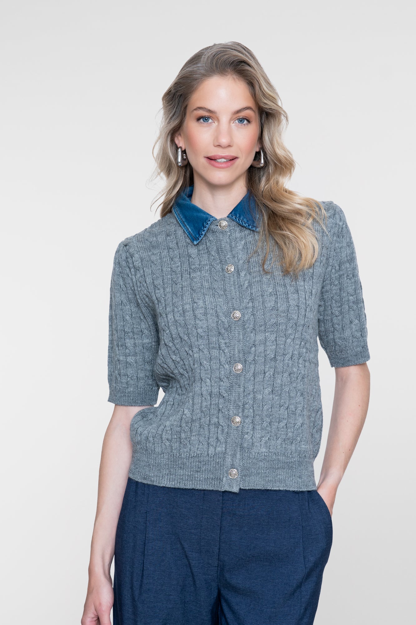 Geisha Strickjacke mit Zopfstruktur und Denimkragen