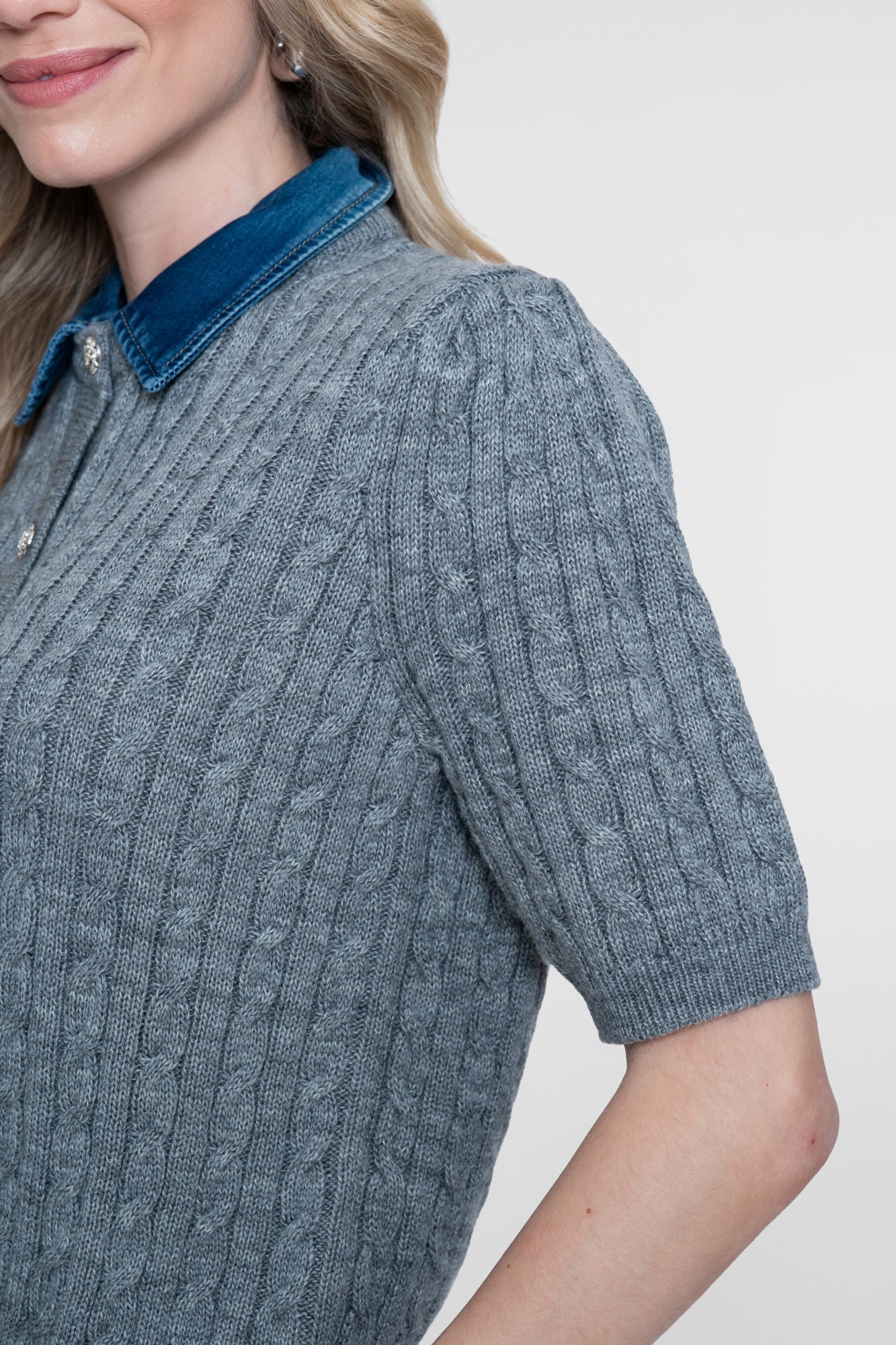 Geisha Strickjacke mit Zopfstruktur und Denimkragen