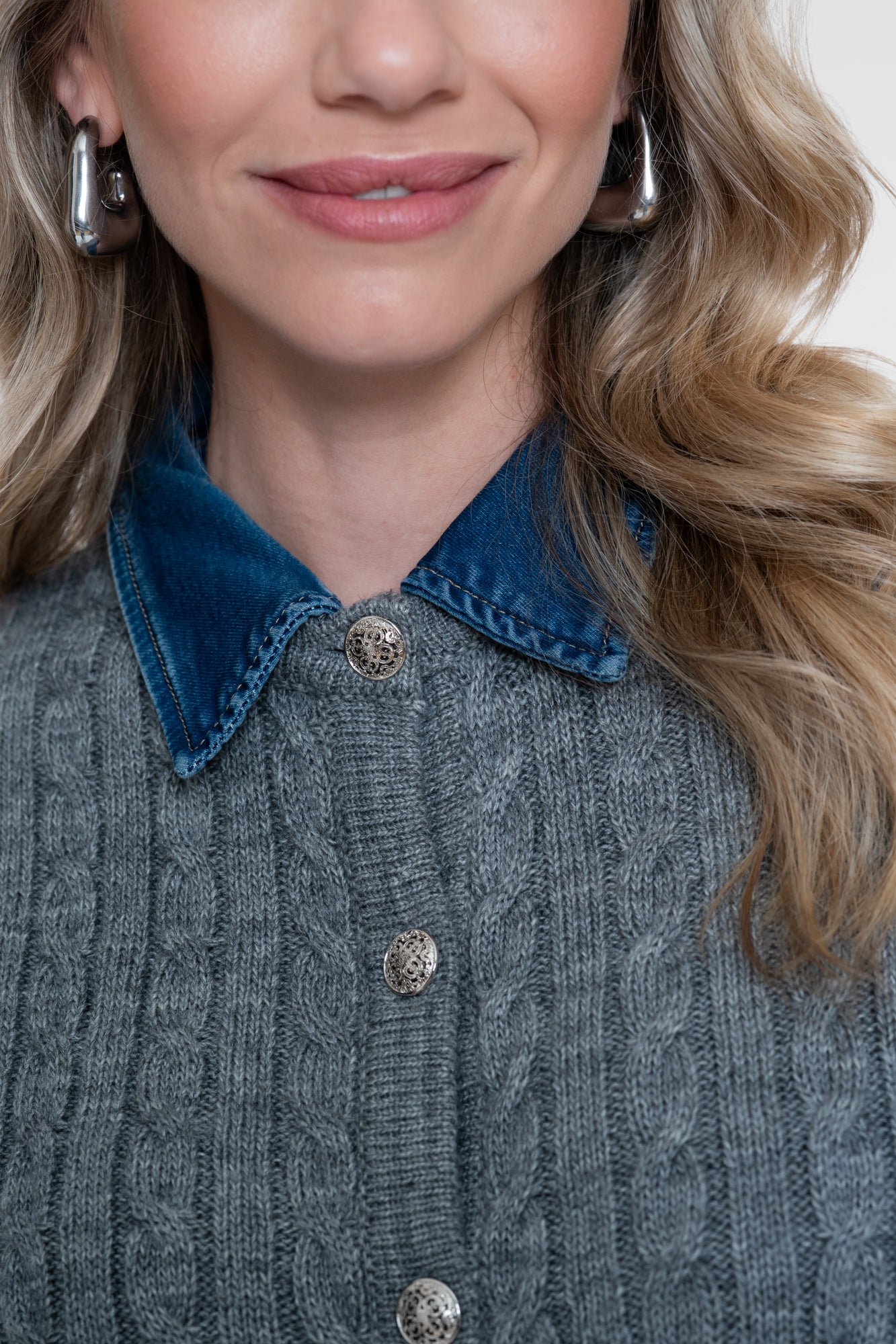 Geisha Strickjacke mit Zopfstruktur und Denimkragen