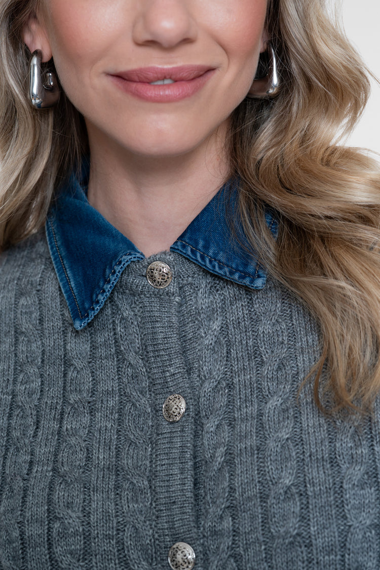 Geisha Strickjacke mit Zopfstruktur und Denimkragen