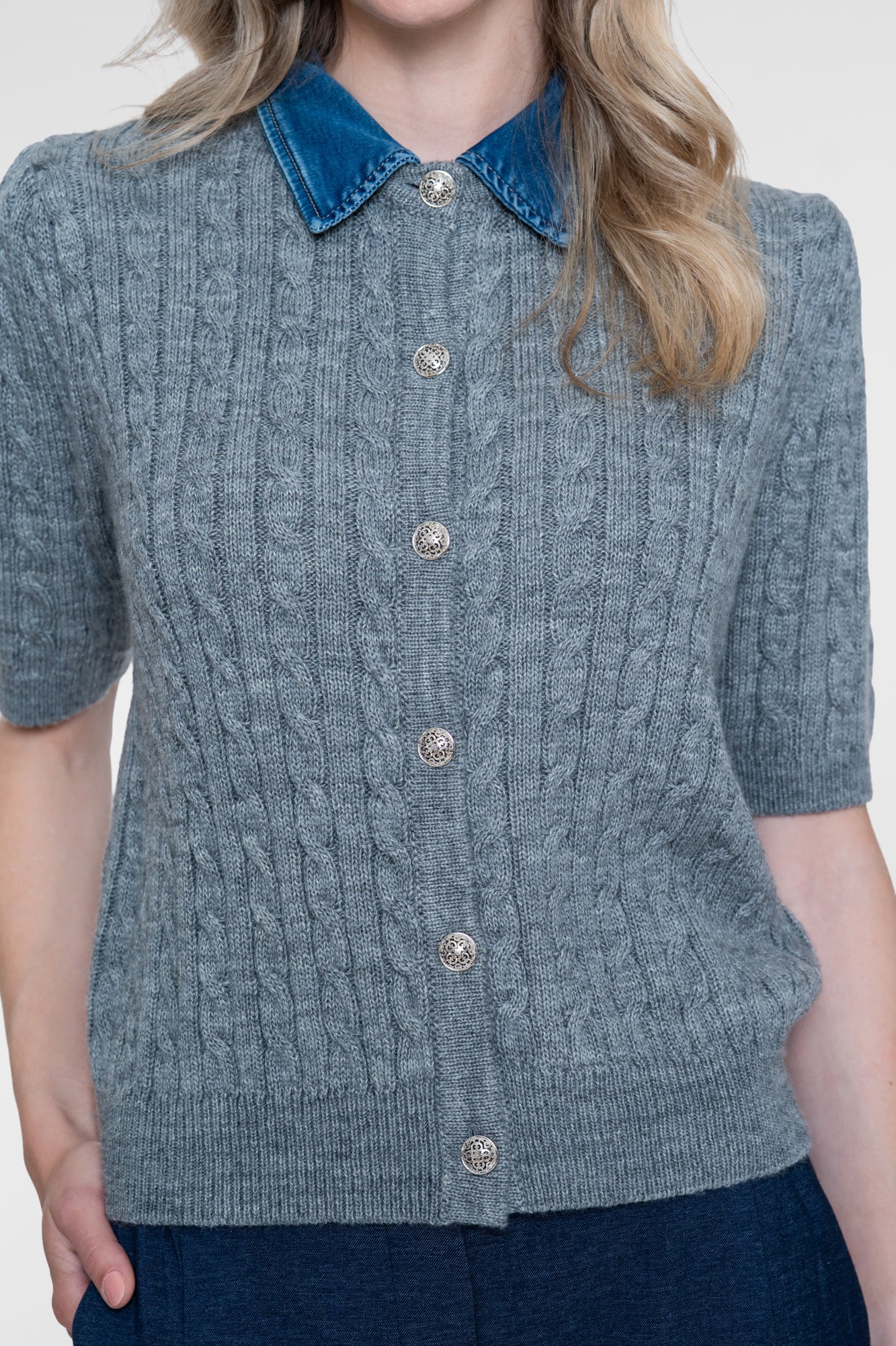 Geisha Strickjacke mit Zopfstruktur und Denimkragen