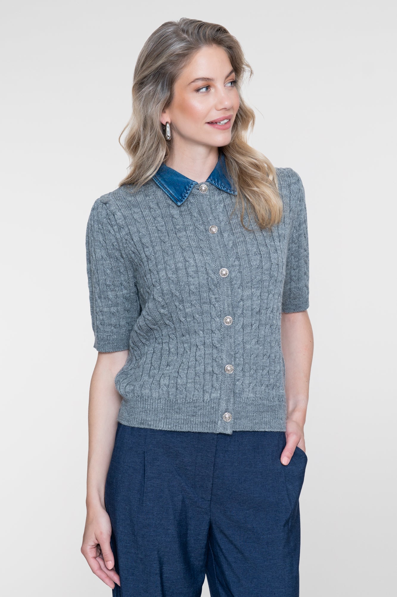 Geisha Strickjacke mit Zopfstruktur und Denimkragen