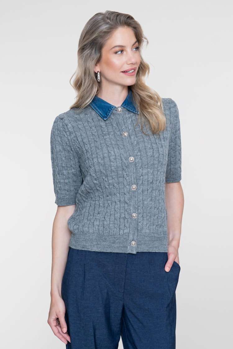 Geisha Strickjacke mit Zopfstruktur und Denimkragen