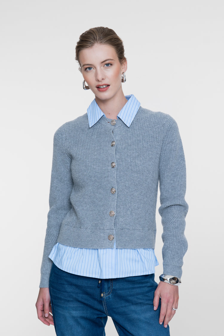 Geisha Strickjacke mit Blusen-Effekt und Zierknöpfen