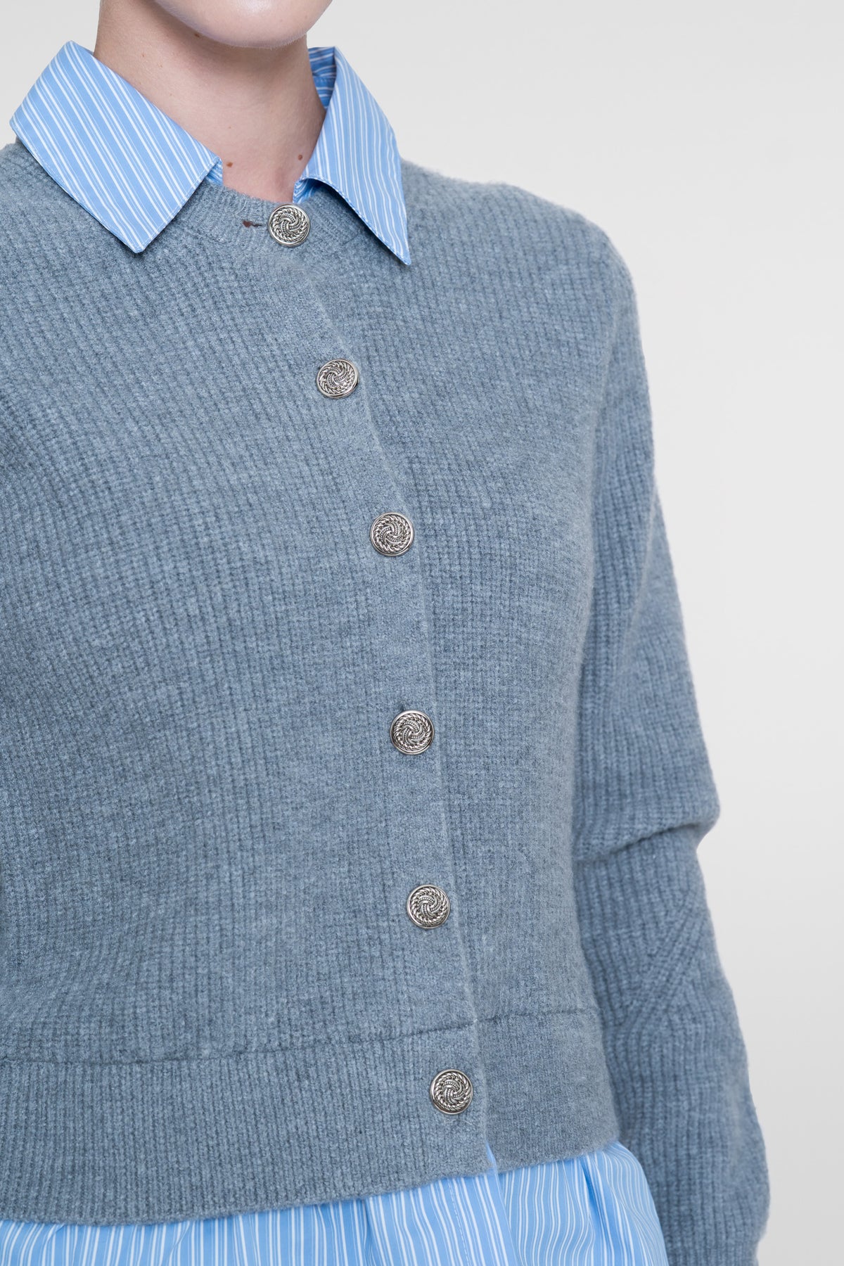 Geisha Strickjacke mit Blusen-Effekt und Zierknöpfen