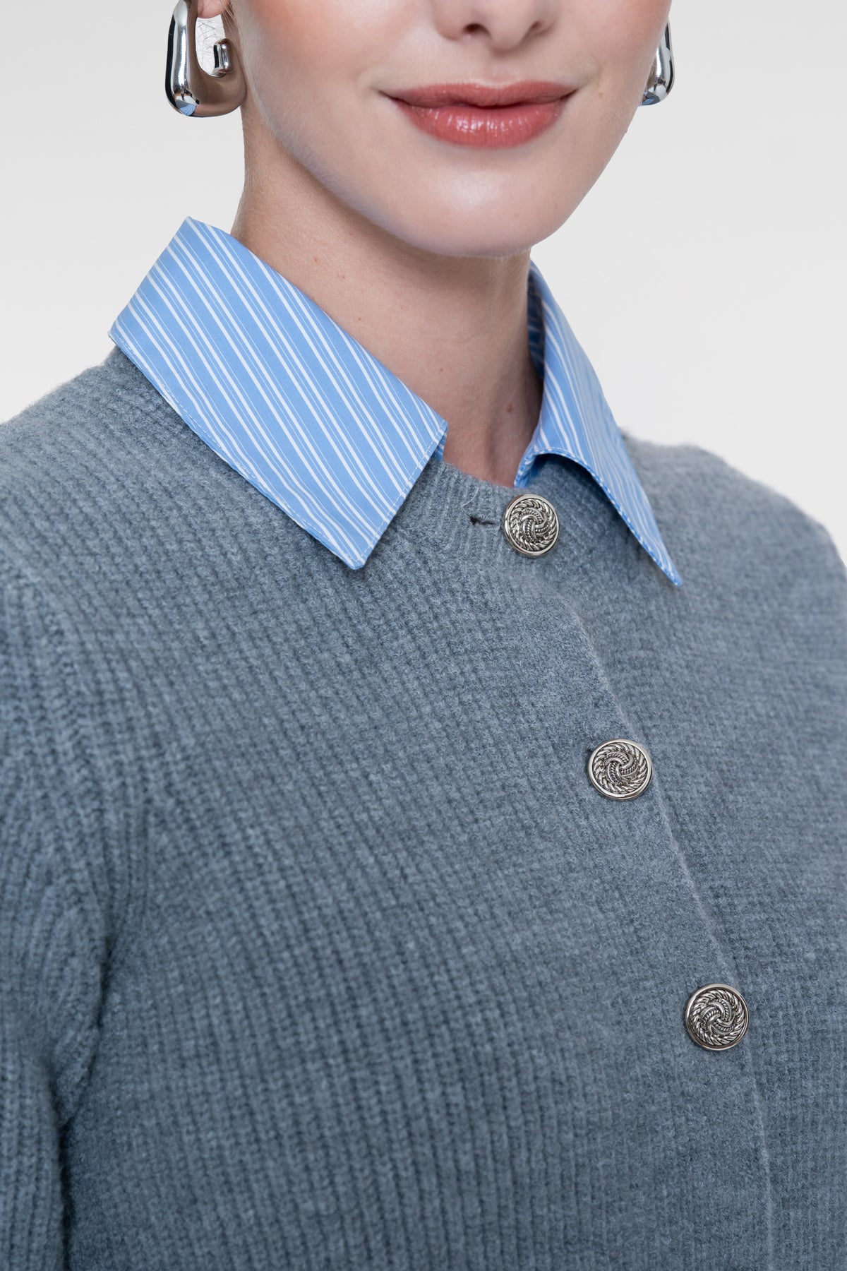 Geisha Strickjacke mit Blusen-Effekt und Zierknöpfen