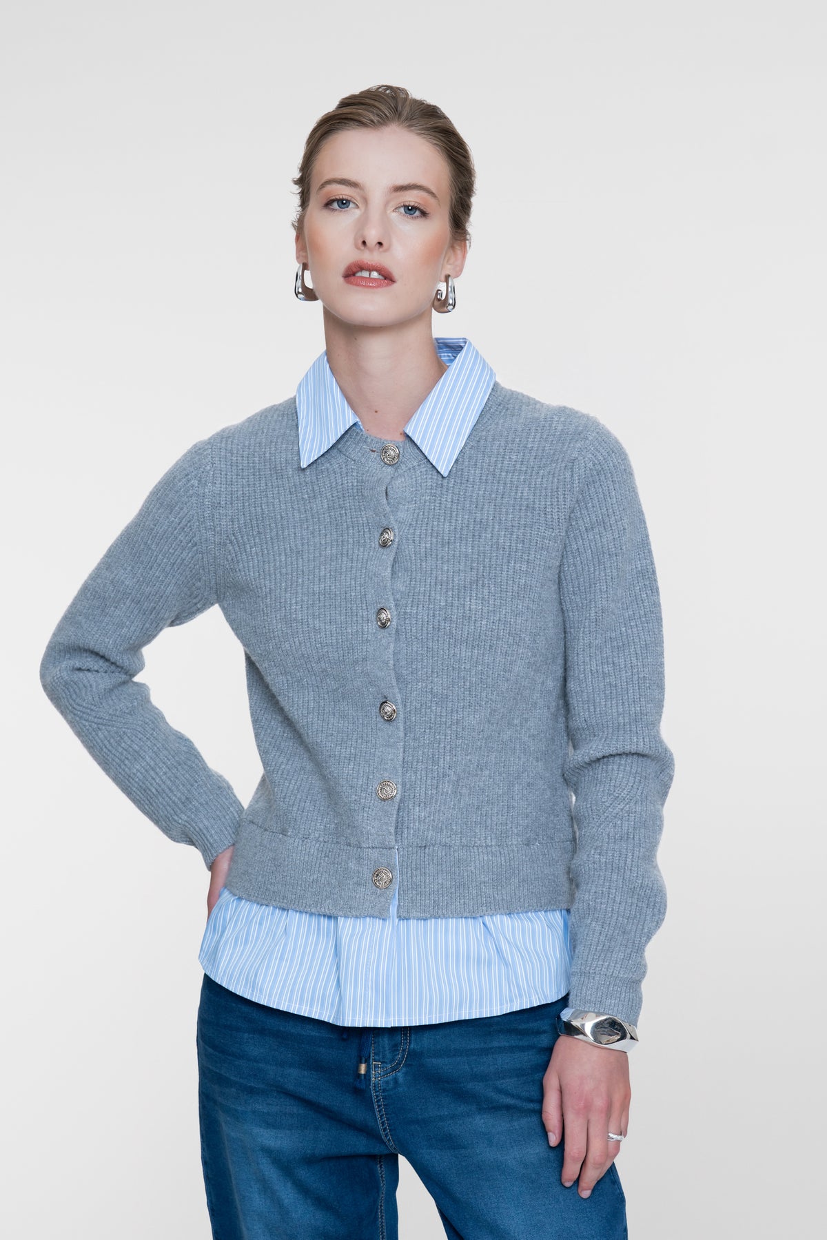 Geisha Strickjacke mit Blusen-Effekt und Zierknöpfen